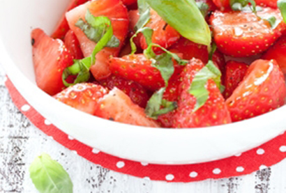 Recette d'été - salade de fraises au basilic et à l'huile d'olive