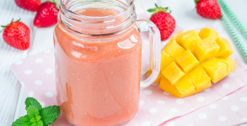Smoothie protéiné mangue, fraise, banane et huile d’olive
