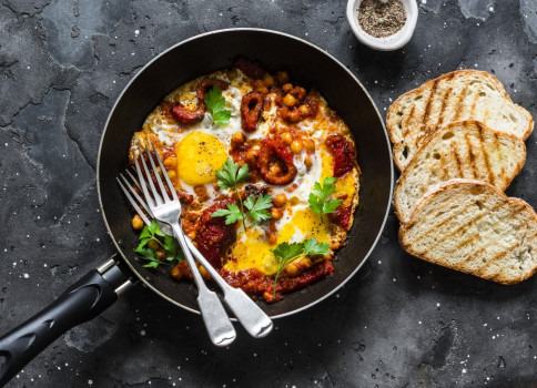 Recette de Shakshuka (Oeufs pochés, poivrons, tomate et feta)