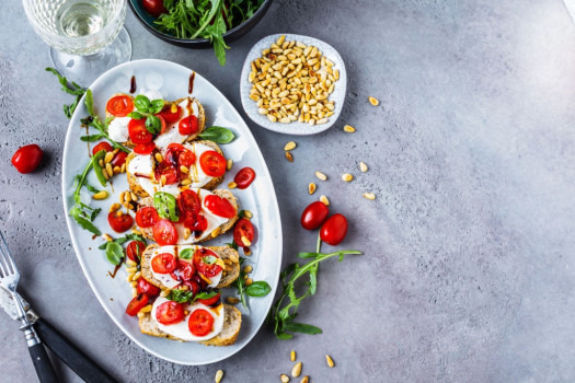 Bruschettas à la mozzarella, tomates cerises et basilic