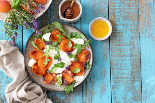 Abricots grillés à la burrata et granola au miel
